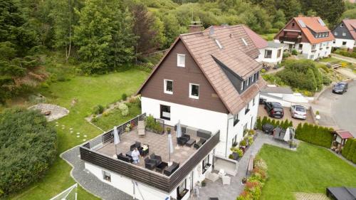 una vista aérea de una gran casa blanca en Pension Haus am Wald, en Braunlage