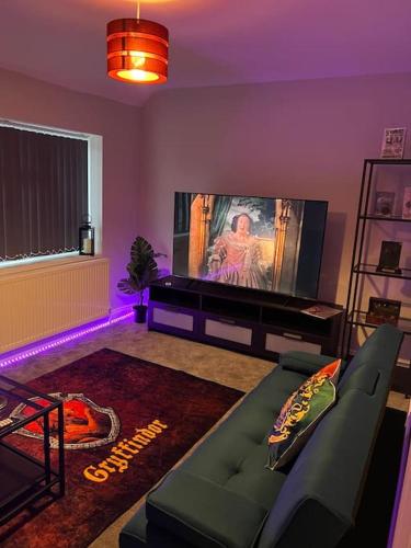 a living room with a couch and a flat screen tv at Potters Hideout- 2 Bedroom 2 Bathroom Apartment in Watford