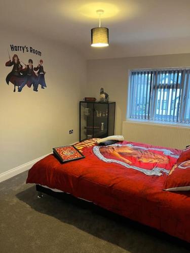 Un pat sau paturi într-o cameră la Potters Hideout- Warner Bros Studios and London