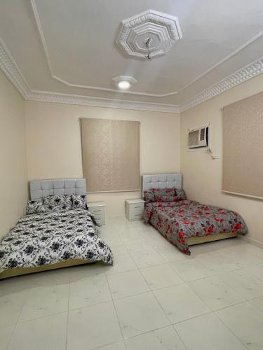 1 dormitorio con 2 camas y techo en شقة مفروشة حي الصفا, en Al Wajh