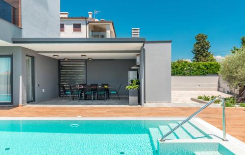Bazén v ubytování Villa Bellatrix in Fažana with beach front and sea view nebo v jeho okolí