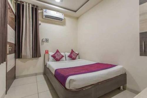 una camera con un letto di Hotel Mehar Residency a Indore