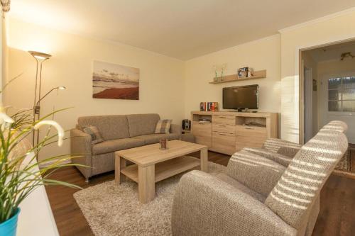 ein Wohnzimmer mit 2 Sofas und einem Couchtisch in der Unterkunft Sylter Sonne, Alt Westerland in Westerland