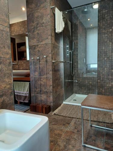uma casa de banho com um chuveiro, um lavatório e uma banheira em Casa Mali em Quinta do Conde