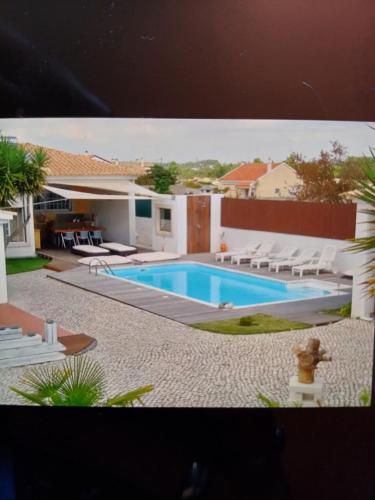 a picture of a swimming pool in a house at Casa Mali in Quinta do Conde