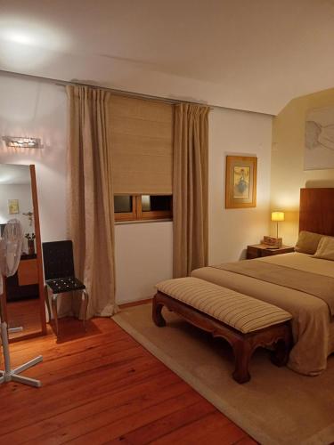 Casa Mali في Quinta do Conde: غرفة نوم بسرير كبير ونافذة