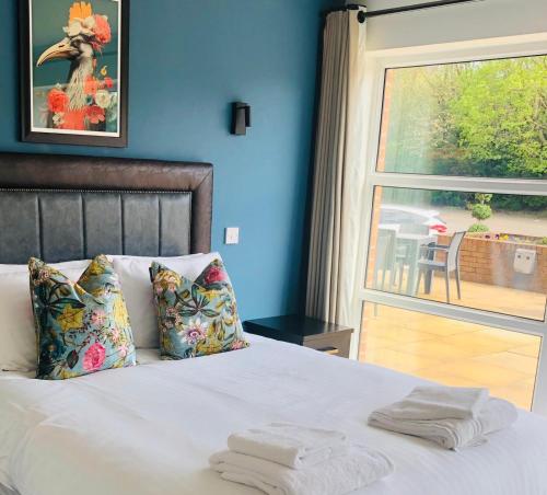 - une chambre avec un lit et 2 serviettes dans l'établissement The Gilvenbank Hotel, à Glenrothes