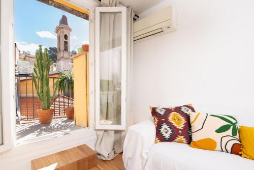 - un salon avec un canapé blanc et une fenêtre dans l'établissement #30 Old Town, Castle panoramic View / Terrace & AC, à Nice