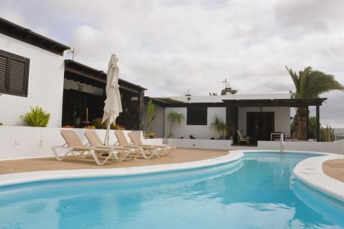 Villa con piscina y 2 tumbonas en Apartamento Lapa, en Tías