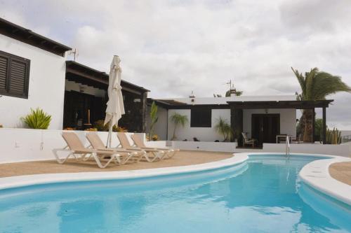 Villa con piscina y 2 tumbonas en Apartamento Lapa, en Tías