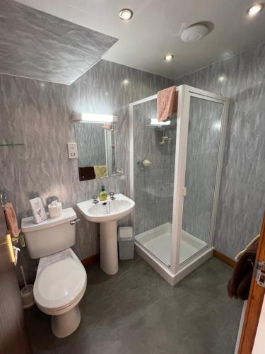 y baño con aseo, ducha y lavamanos. en Stronchreggan View Guest House, en Fort William