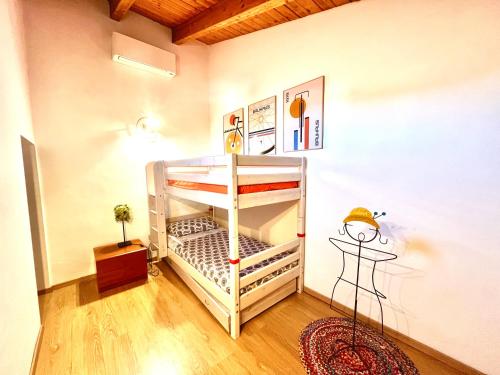 ローマにあるCasa Vacanza Marruciniの二段ベッドが備わる客室です。