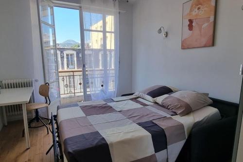 une chambre avec un lit, un bureau et une fenêtre dans l'établissement Appartement rénové, nice centre, proche commodités, à Nice