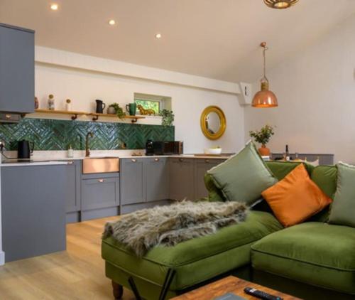 Η κουζίνα ή μικρή κουζίνα στο ''The Den'' Lakeview Apartment at Watersedge