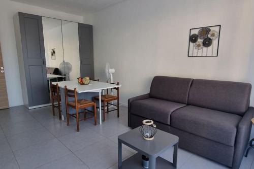 un salon avec un canapé et une table dans l'établissement Appartement rénové, nice centre, proche commodités, à Nice