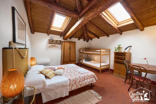 sypialnia z łóżkiem i biurkiem w pokoju w obiekcie I 4 Gatti w Bolonii