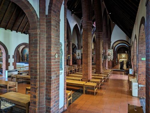 The Shrine of Our Lady of Walsingham في ليتل والشنغهام: كنيسة فيها صفوف من الكراسي الخشبية