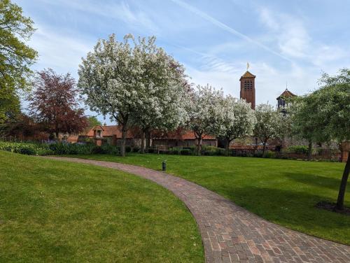 Ein Garten an der Unterkunft The Shrine of Our Lady of Walsingham