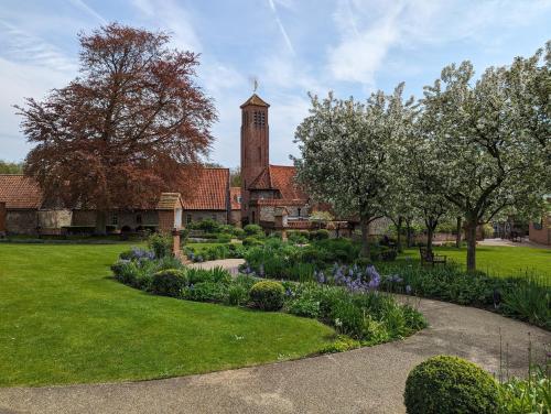Ein Garten an der Unterkunft The Shrine of Our Lady of Walsingham