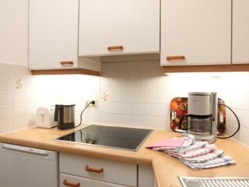 une cuisine avec un évier et un plan de travail dans l'établissement FeWo Garmisch, à Garmisch-Partenkirchen