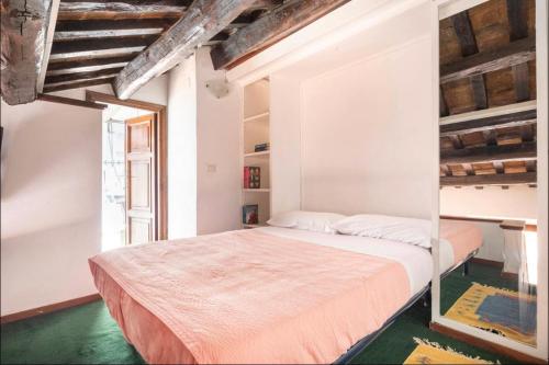 En eller flere senge i et værelse på Accogliente casa al Pantheon