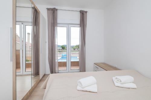 Giường trong phòng chung tại Villa Nada for 10 people with pool & integrated whirlpool