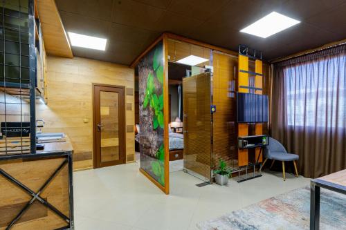 Zimmer mit einem Schreibtisch und einem Bett in einem Zimmer in der Unterkunft Studio77 in Weliko Tarnowo