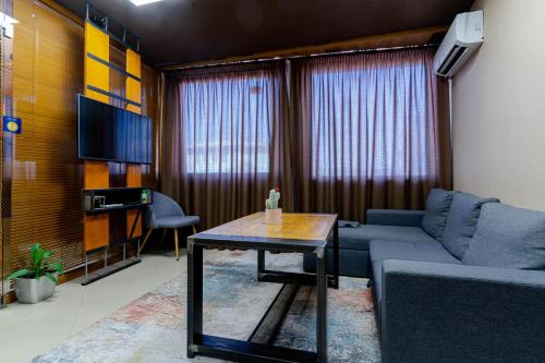 ein Wohnzimmer mit einem Sofa und einem Tisch in der Unterkunft Studio77 in Weliko Tarnowo