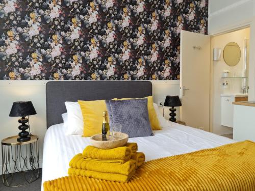Postel nebo postele na pokoji v ubytování Hotel 't Witte Huys Scheveningen