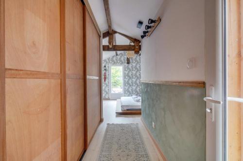 un pasillo de una casa con una puerta y una alfombra en Maison avec terrasse & parking Bordeaux Bacalan, en Burdeos