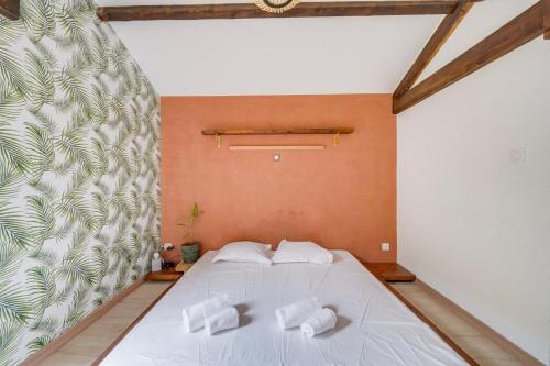 1 dormitorio con 1 cama blanca grande y 2 almohadas en Maison avec terrasse & parking Bordeaux Bacalan, en Burdeos