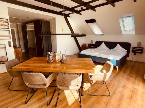 Una cama o camas en una habitación de Fährhaus Kirschenland