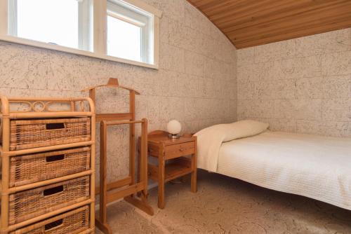 パランガにあるPalangos Saulegrazaのベッド2台、テーブル、窓が備わる客室です。