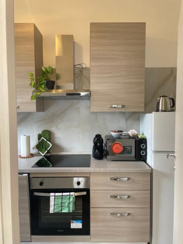 a kitchen with a stove and a microwave at Bnbook Trilo Buonarroti Pero in Pero