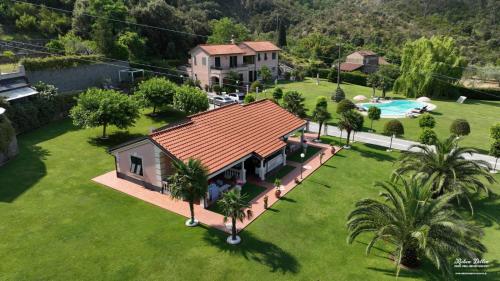 una vista aérea de una casa con piscina en B&B Terra Di Liguria, en Casarza Ligure