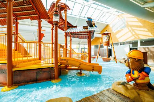 a water park with a pool and a water slide at Vakantiepark Eiland van Maurik in Maurik