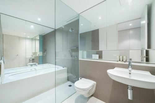 ein Badezimmer mit einem Waschbecken, einem WC und einer Badewanne in der Unterkunft LEAFY INNER CITY APARTMENT / CAMPERDOWN in Sydney