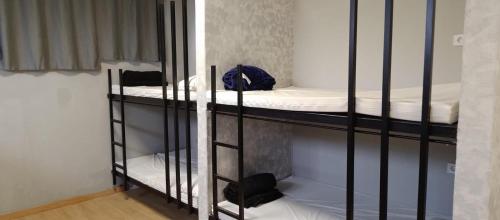 Katil dua tingkat atau katil-katil dua tingkat dalam bilik di Hostel Azul Cielo
