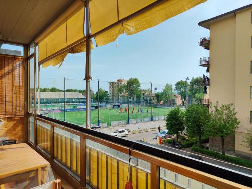 balcone con vista su un campo da baseball di Cozy Room in Florence Metro Area a Sesto Fiorentino