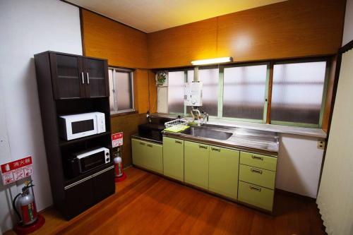 Nhà bếp/bếp nhỏ tại 福井駅裏ハウス325貸切民泊 一日一組限定 駅から徒歩7分家族連れ団体様歓迎