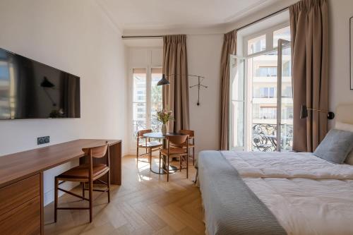 La Guitare 23 - Large modern studio with balcony in center of Cannes, just behind Grand Hotel