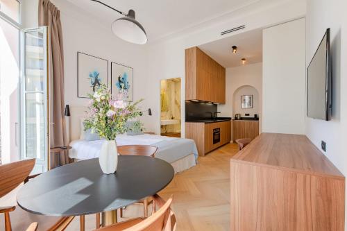 La Guitare 23 - Large modern studio with balcony in center of Cannes, just behind Grand Hotel