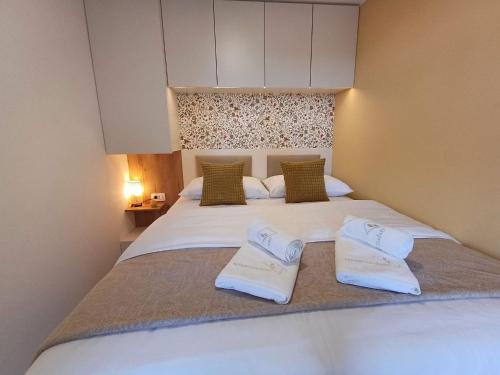 諾瓦沃什的住宿－Resort in Lužarji near Bloke，一间卧室配有一张带两个白色枕头的大床