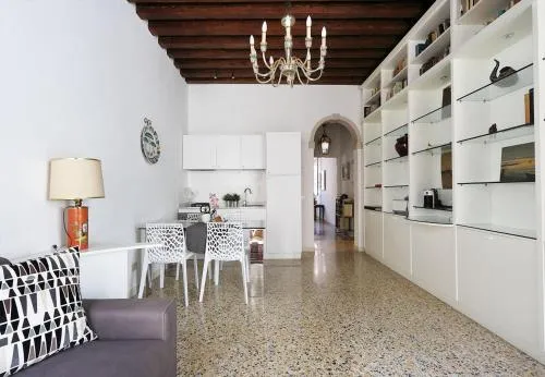 GuestHost - Casa del Mandolino - Cozy Apt near the Station! photo 1