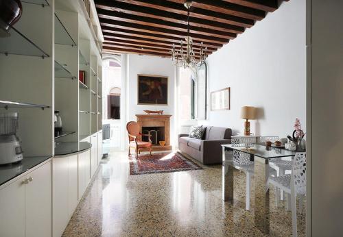 GuestHost - Casa del Mandolino - Cozy Apt near the Station! photo 5