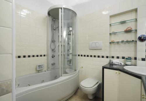 GuestHost - Casa del Mandolino - Cozy Apt near the Station! photo 13