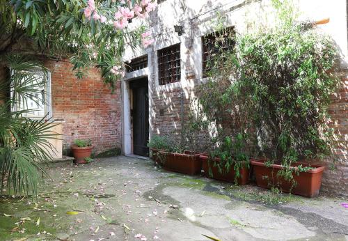 GuestHost - Casa del Mandolino - Cozy Apt near the Station! photo 14