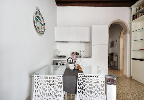 GuestHost - Casa del Mandolino - Cozy Apt near the Station! photo 12