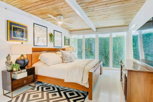 1 dormitorio con 1 cama en una habitación con ventanas en Zachs Siesta Key Beach House Pet Friendly, en Siesta Key