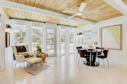 sala de estar con ventilador de techo y mesa en Zachs Siesta Key Beach House Pet Friendly, en Siesta Key